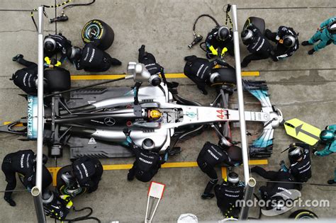 Topteam mercedes stak er een stokje voor. Lewis Hamilton, Mercedes AMG F1 W08, makes a pit stop at ...