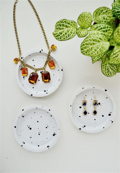To compliment the organic shapes of the dishes i. IKEA Hack : DIY Speckled Jewelry Dish from Coasters