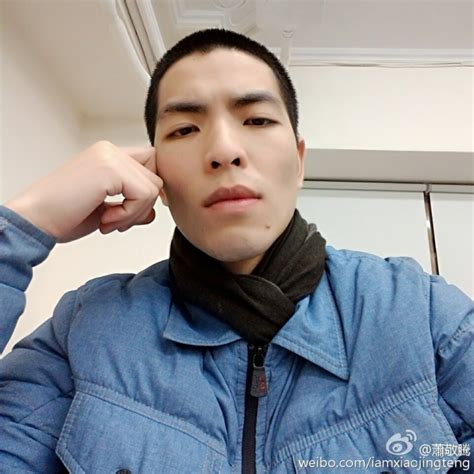 At the age of 17, while still in high school, he began working as a restaurant singer. 慶賀父生日 蕭敬騰反被虧「隱性基因」 - 自由娛樂