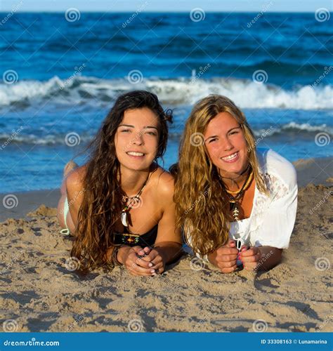 Freundinnen Die Das Glückliche Lügen Des Spaßes Auf Dem Strand Haben Stockbild Bild Von