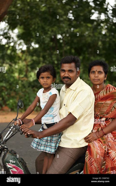 junge indische ehepaar mit tochter auf einem motorrad andhra pradesh in indien stockfotografie