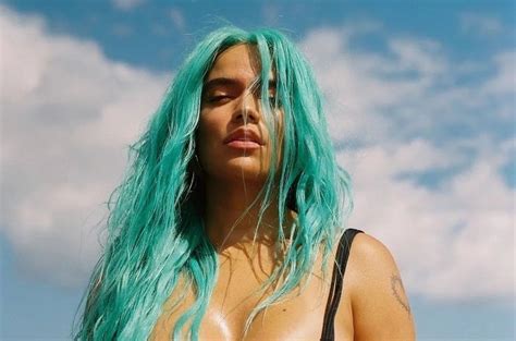 Karol G Mergulha Em Experiência Tropicana No Clipe De “provenza” Rádio 1027 Fm