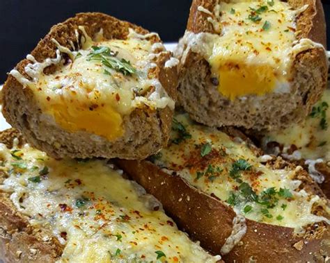 Broodje ei uit de oven met kaas