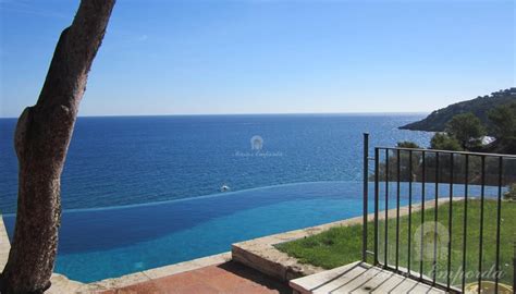 Leer más contactar 972 934 709 Preciosa casa en venta en primera línea de mar y entre las playas de Pals y Sa Riera. Baix ...
