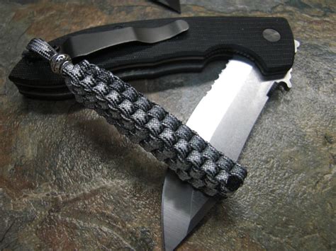 Paracord is a strong a durable material, initially designed for parachutes. Promotional Fashion High Quality Key Chain Survival Square Braid 550 Paracord - Buy Survival 550 ...