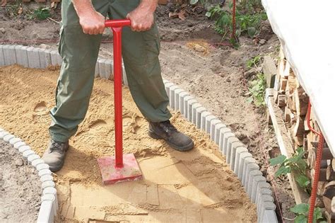 Nun muss der untergrund ausgehoben und die gehwegfläche vorbereitet werden. Kieswege im Garten anlegen: Anleitung | selbermachen.de ...