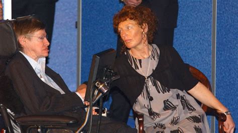 Hawking, a theoretical physicist, dedicated his life to unravelling the mysteries of the universe, including the nature of time and space—relativity—and quantum theory, how the smallest particles behave. Geheimes Leiden: Stephen Hawking von Ex-Frau gequält ...