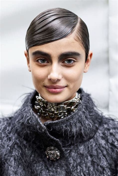 Taylor Marie Hill Backstage At Chanel Fall 2015 Pfw Photo Editing
