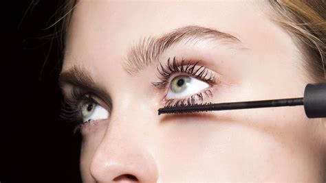 How To Not Get Watery Eyes From Applying Mascara
