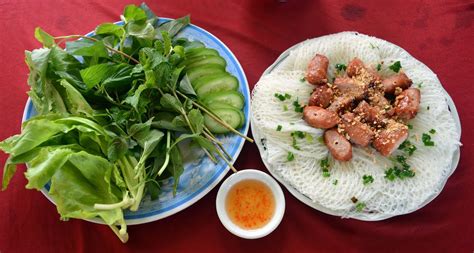 Các bạn nên chọn gạo nếp ngon, ngâm nước qua đêm rồi xóc với tí muối, mang đi xay. Cách làm Bánh hỏi thịt nướng thơm ngon bá cháy