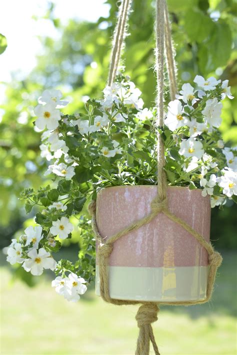 Für die befestigung an der blumenampel sind bereits vorhandene löcher geeignet oder du bohrst nach bedarf noch welche in. DIY: Blumenampel selber machen - MacrameIdeas