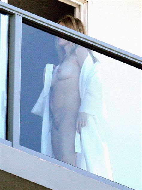 Naomi Watts Exposing Her Nice Big Tits And Pussy To Paparazzi And