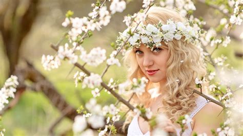 Картинки девушка блондинка весна цветы взгляд природа обои 1920x1080 картинка №92526