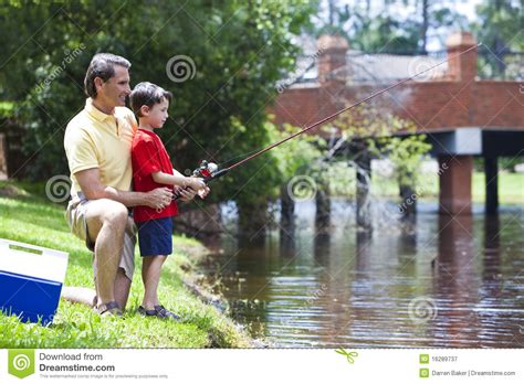 Pesca Del Padre Con Su Hijo En Un Río Imagen De Archivo Imagen De