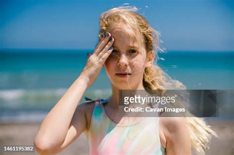 Blond Girl Rubs Sunscreen Into Face On Summer Vacation Sunny Day Stock Foto Getty Images