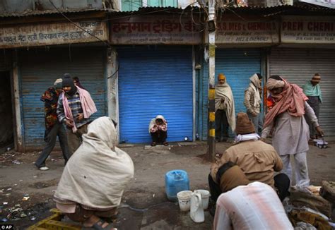 Slum Dwellers Of India Endure Freezing Weather Daily Mail Online