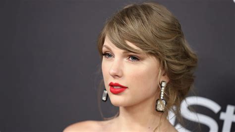 I worked hard to retrain my brain that a little extra weight means curves, shinier hair, and more energy. the reputation singer said that she's constantly working on her body image. Beautiful Taylor Swift 2019Weight Gain, Artis Bollywood ...