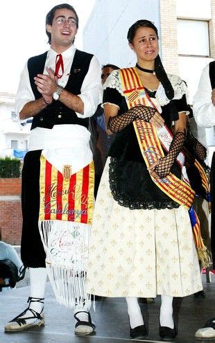 Divertidos pendrives con figura de catalán vestido con su traje típico de pantalón corto, camisa blanca, chaleco, faja y la barretina en la cabeza. Pin en YÖRESEL KIYAFETLER