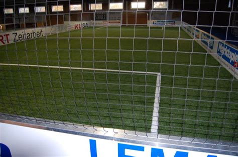 Oder rufen sie uns an +386 1 3601 400. Soccerhalle