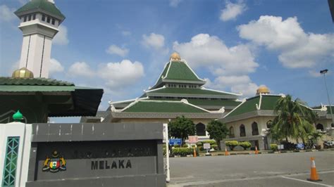 The makam pahlawan negeri or state heroes mausoleum is situated near the mosque. Melaka benarkan solat Jumaat hari ini, terhad 40 jemaah ...