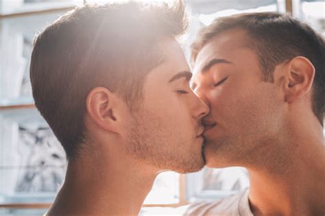 Guys Kissing Bilder Durchsuchen Archivfotos Vektorgrafiken