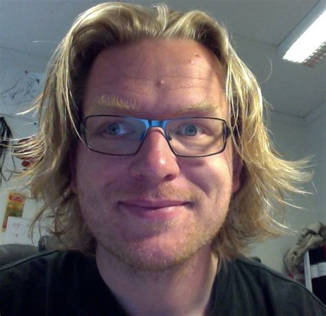 Under tio år arbetade han som journalist, kommentator och serietecknare på. Johan Wanloo « Lilla Piratförlaget
