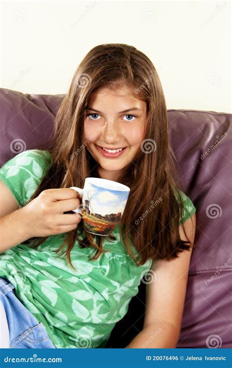 Mooie Tiener Met Hete Drank Thuis Stock Foto Image Of Cafeïne