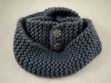 Bakasana scarf was inspired by gorgeous namaste yarn by scheepjes, and was named after one of the yoga poses. moniqueraedesigns: Free Button Scarf Knit Pattern