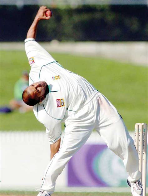 5 Players With The Weirdest Bowling Action In Cricket Kheltalk