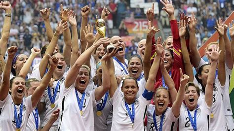 O sindicato que representa a seleção masculina de futebol dos estados unidos revelou que a equipa feminina, campeã mundial em título, devia ganhar pelo menos o triplo do que os homens. Seleção de Futebol feminino dos Estados Unidos entra com ...