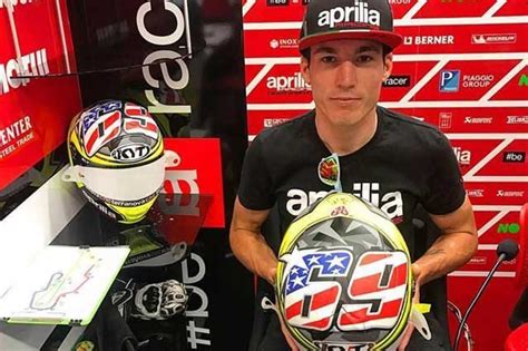 Que ha titulado la foto bajo el escrito de «¡la mejor carrera de. #ItalianGP : Casques Andrea Iannone et Aleix Espargaro en ...