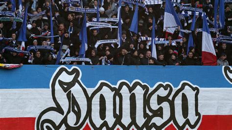Der aufstieg von drittligist dynamo dresden in die 2 hooligans griffen etwa 20 minuten vor spielende am stadion gezielt polizisten und. FC Hansa Rostock: 80 Vermummte überfallen Fans von Dynamo ...