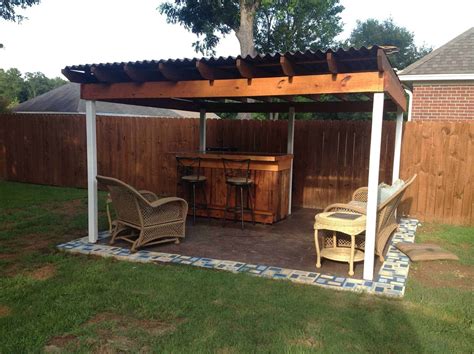 Cooking in the great outdoors is one of life's simple pleasures, and there are many ways to do it. Outdoor Pallet Bar • 1001 Pallets