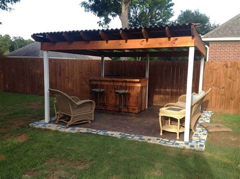 Bbq season is well and truly here, so i fancy a bbq, but mine is old and a bit wobbly. Outdoor Pallet Bar • 1001 Pallets