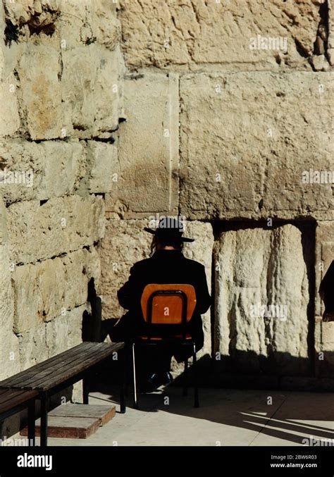 Judío Ortodoxo Orando En El Muro De Las Lamentaciones En Jerusalén