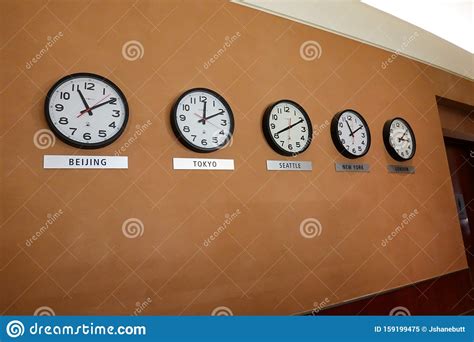 Cinco Relojes Que Representan Las Diferentes Horas En Diferentes Zonas