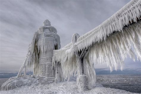 Astonishing Images Of Frozen Lighthouse On Lake Michigan Charismatic