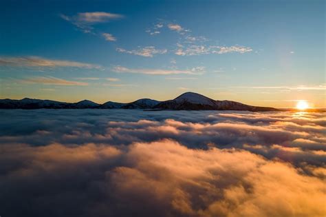 Vista Aérea Del Amanecer Vibrante Sobre Densas Nubes Blancas Con