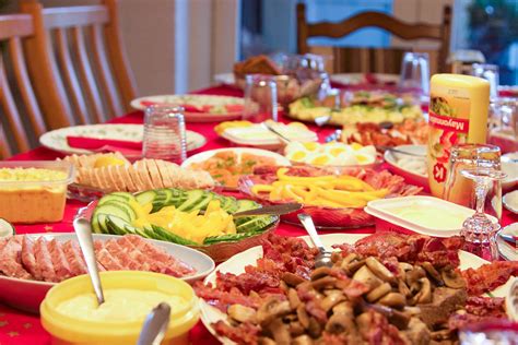 The following video provides a brief introduction to some of the more traditional christmas food items, including plum pudding, mince meat pie, eggnog. Typical American Christmas Food : Traditional British ...