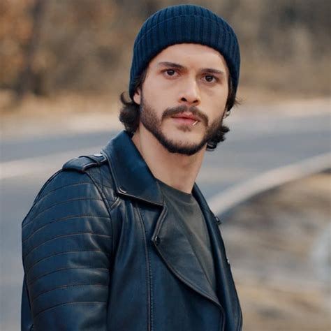 Şimdiye dek birçok film ve dizide rol alan alperen duymaz, 2018'de show tv ekranlarına gelen. Alperen Duymaz Kimdir?