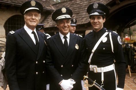 Troviamo il buon mahoney, il gigantesco hightower, il rumorista jones e il maniaco di armi tackleberry. Scuola di polizia 2: Prima missione - Warner Bros ...