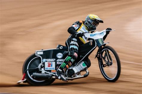 How to turn a motorcycle. How the hell do you... Turn a speedway bike? | MCN