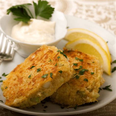 What Sauce Goes With Salmon Cakes 10 Best Sauces Happy Muncher