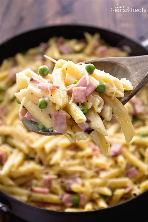 Add the minced garlic and cook for 1 to 2 minutes. pasta carbonara with peas and ham