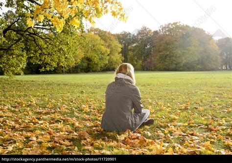 Einsame Junge Frau Im Park Stockfoto 11720901 Bildagentur