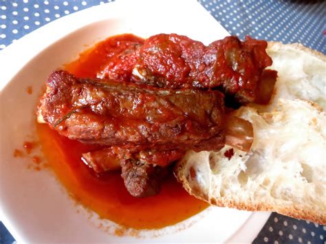 Le mezze maniche con un sugo di maiale sono quel che si dice un piatto economico con una. A Tavola con Mammazan: Costine di maiale al sugo con la ...