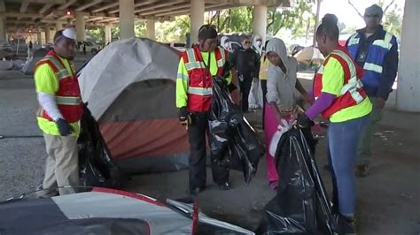 City Of Houston Clears Out Homeless Encampment For New Bus Parking Lot Abc13 Houston