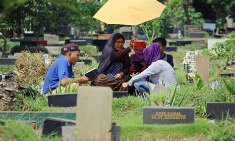 Baginda nabi saw bersabda …berziarah kuburlah, karena dengan ziarah kubur. DOA ZIARAH KUBUR : Tata Cara, Adab, Hukum, Hikmah (Lengkap)