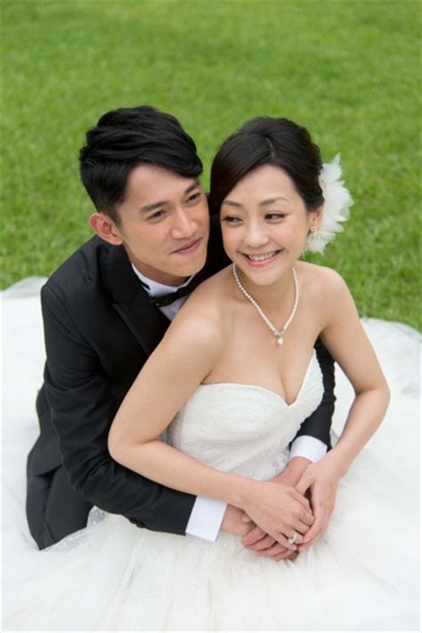 Share a gif and browse these related gif searches. 吳慷仁謝欣穎 為戲同穿四次婚紗 | 大紀元