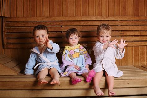 Drie Grappige Kinderen In Sauna Stock Foto Image Of Zuiver Mooi